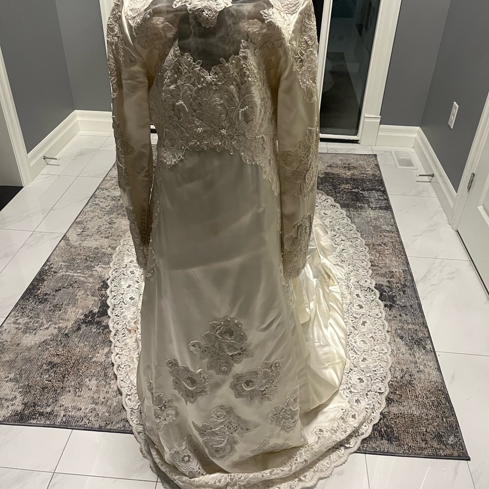 Classic vintage wedding dress with train size extra small off white